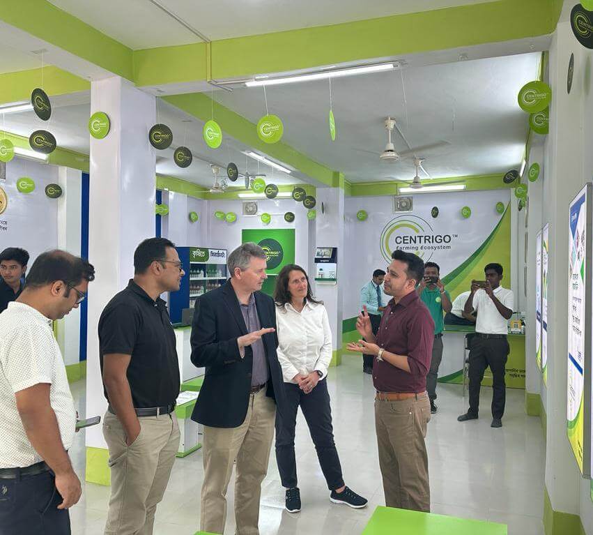 Syngenta | People talking inside a Centrigo Center about ecosystem services for farming